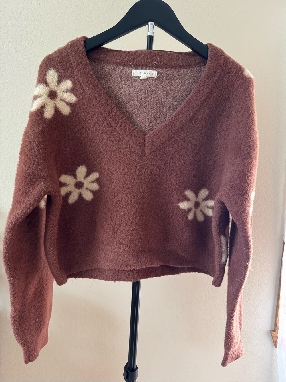 La Hearts Brown V-Neck Sweater with Cream Daisy Motif